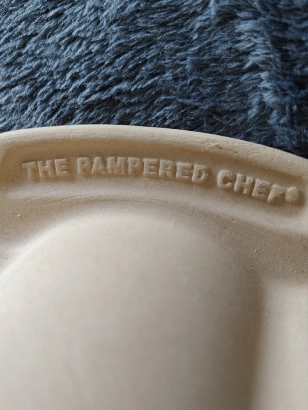 Pampered Chef Stoneware Fluted Pan with Scalloped Design